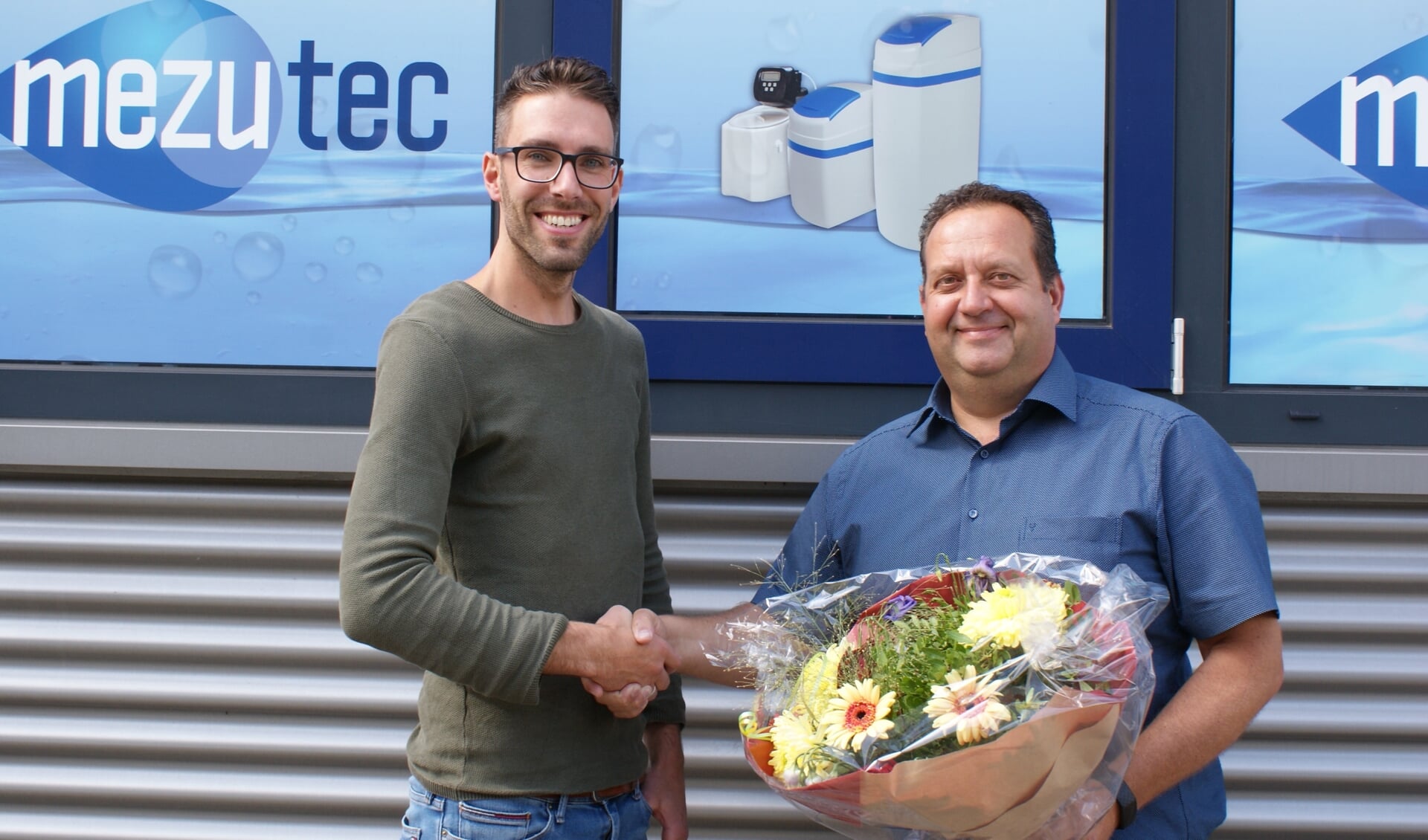 Jelle Booi (rechts) feliciteert Geert Drost met zijn prijs. 