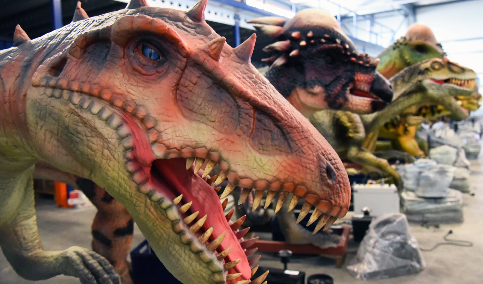 De dinosaurussen zijn tijdens Monster Outlet Saturday terug in het centrum van Surhuisterveen. 