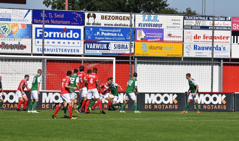 Henny Bouius (bij de bal) toonde zich in de tweede helft een ware aanvoerder.
