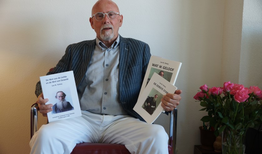 Sieuwert Haverhoek met drie vertalingen van werk van Tolstoj.