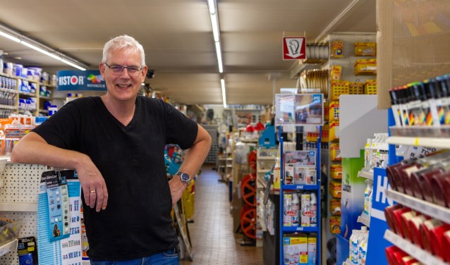 Berend Wiersma in zijn winkel die nog een heel eind naar achteren doorloopt.