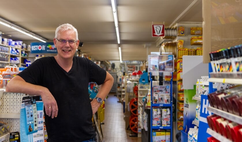 Berend Wiersma in zijn winkel die nog een heel eind naar achteren doorloopt.