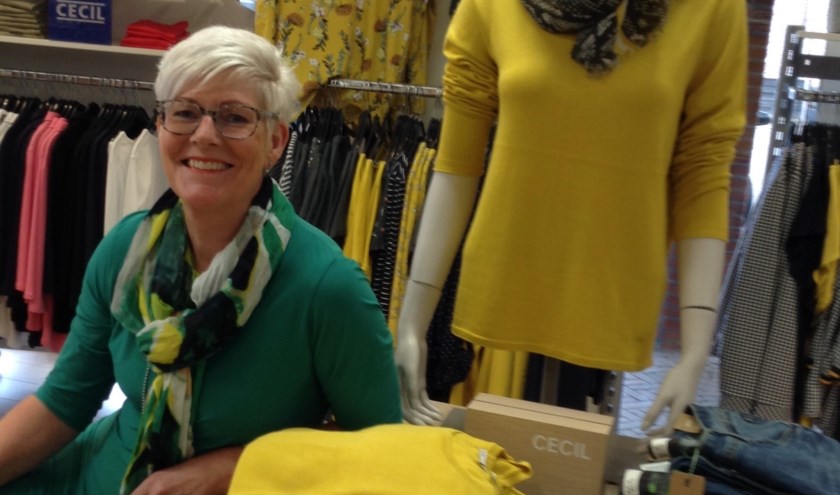 Gerrie Posthumus in de winkel aan de Nijenstein 11 in Buitenpost.