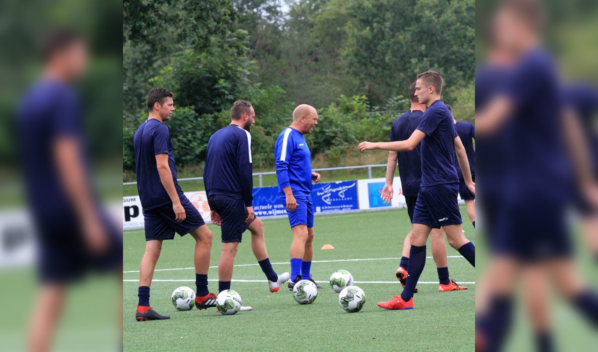 Henk Konings (midden) tijdens een training met de selectie van FC Burgum.