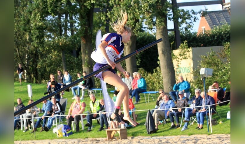 Pytrix Westra van Ljeppersklup Burgum is hier op weg naar een keurige sprong van 14.76 meter.