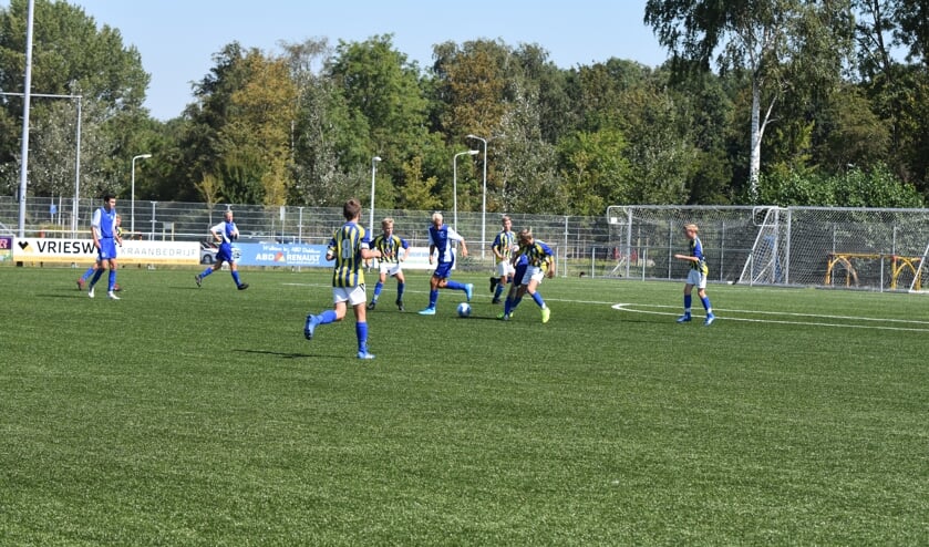 De jeugd van Be Quick (geel-blauw shirt) speelt een oefenwedstrijd tegen Emmeloord.