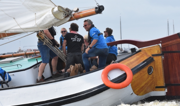 <p>Schipper Pieter-Jilles Tjoelker en bemanning feliciteren elkaar: 12 augustus 2019 wonnen ze in de B-klasse van de IFKS. Afgelopen woensdag won een 'verkleinde' bemanning de Strontrace.</p>