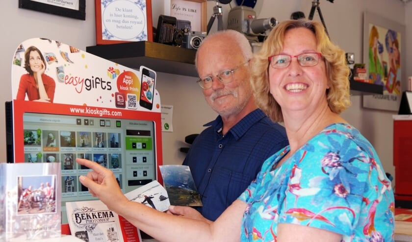 Hester Terluin selecteert haar mooiste vakantiefoto's om ze vervolgens door Anne Bekkema te laten afdrukken.