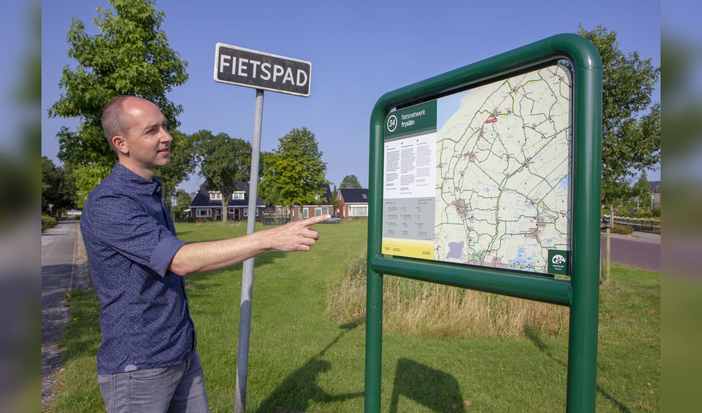 Michiel Bakema van recreatieschap Marrekrite coördineerde het project waarbij alle borden en kaarten voor het fietsknooppuntnetwerk in Fryslân werden vernieuwd. Onder andere in Ferwert gaat de route nu via het centrum.