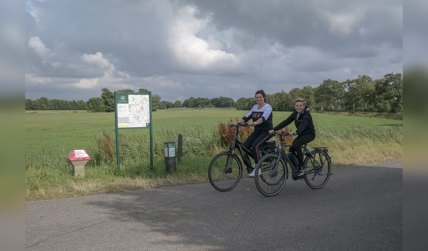 Marga de Boer en zoon Sven fietsen graag een blokje om. 