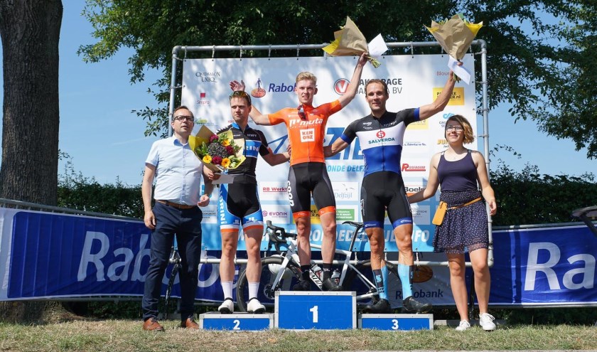 Joakim Zuidema wordt gehuldigd op het podium.