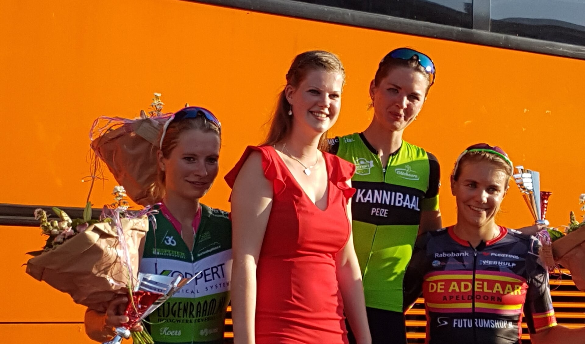 Het podium bij de vrouwen met winnares Janieke Kalsbeek.