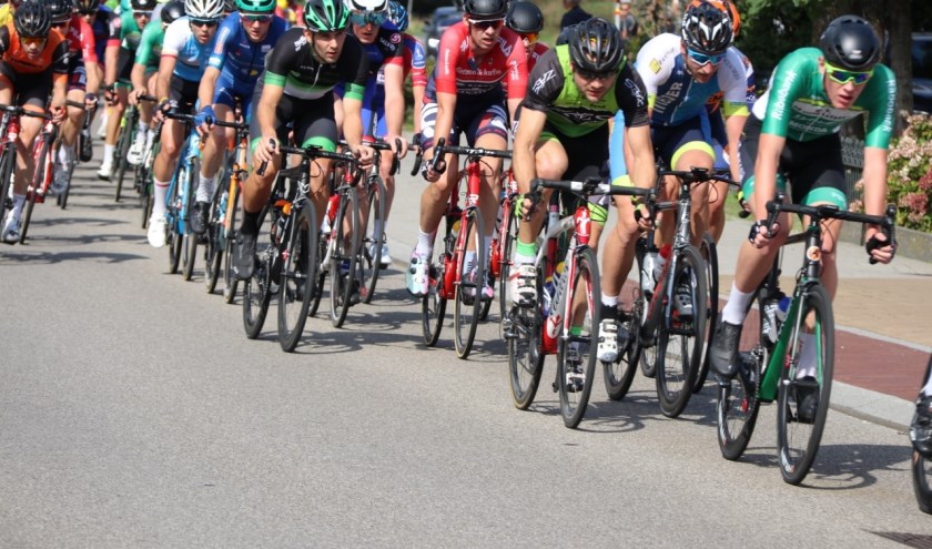 Beeld uit de Omloop van 2018. Het peloton is met hoge snelheid onderweg naar de finishlijn in Oentsjerk.