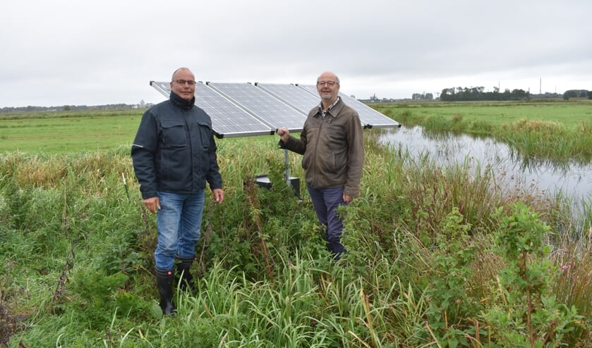 Voorzitter Rinus de Vries en secretaris Gjalt Faber van Vogelwacht Garyp bij de 'plasdras-pomp' noordelijk van de Stinswei.