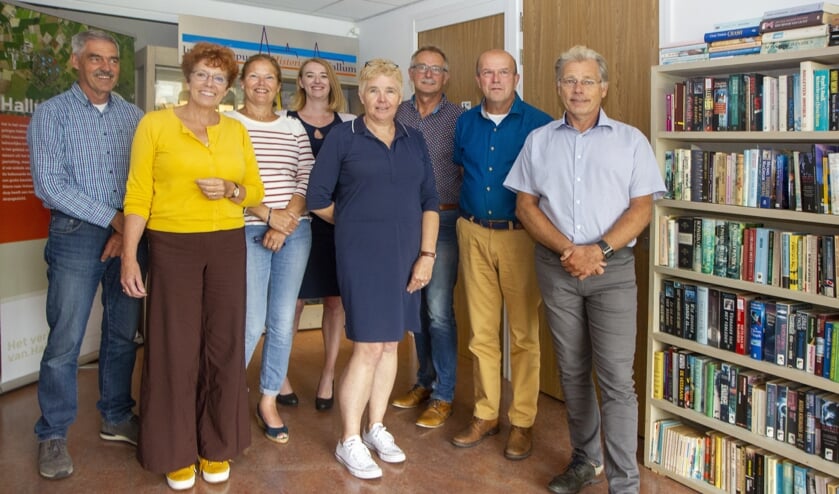 In Hallum is een groep actief om de taalvaardigheid van het dorp hoog te houden. In een klankbordgroep werken Hallumers samen met de kinderopvang, scholen, het Digi-Taalhuis en de bibliotheken. Op de foto van links naar rechts 'doarpsomtinker' Dirk Vis, directeur Bibliotheken Noord Fryslân Paulien Schreuder, Mieke Steigstra (teammanager Kids First COP-groep), Silvia Laarman (Digi-Taalhuis), Corine Hilbers (directeur OBS Op ´e Dobbe), Knille