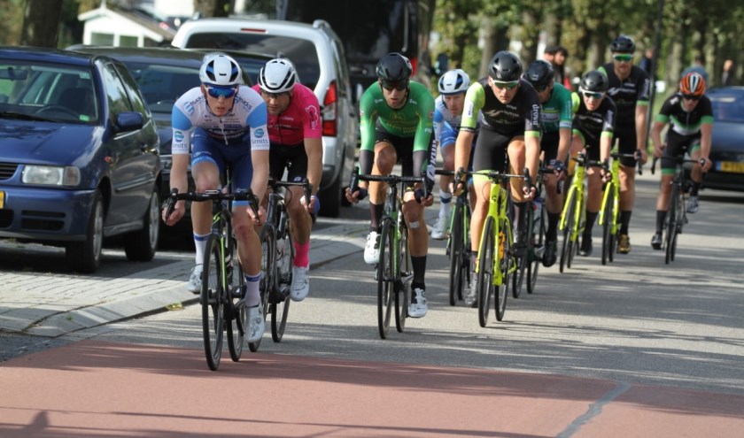 De kopgroep met de latere winnaar René Hooghiemster (blauw-wit tenue) is op weg naar de finish.