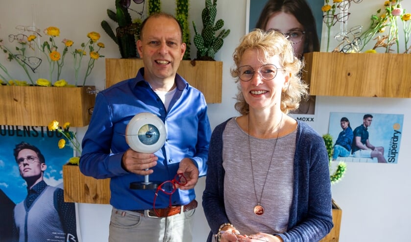Theo Dijk en Fenna Bekkema in de optiekzaak in De Westereen.