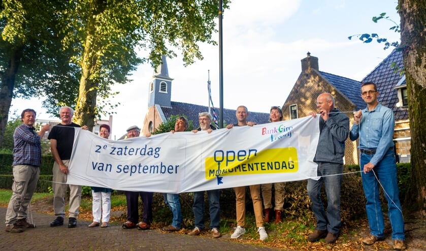 De eigenaren van de historische panden, samen met de organisatie op de Kerkbuurt in Suwâld.