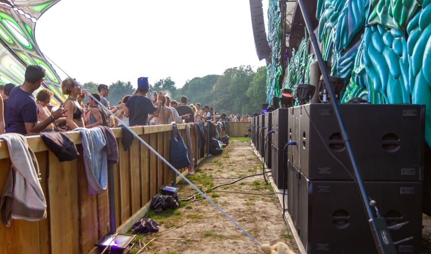 Subwoofers in een zogenaamde cardioide opstelling. De bovenste subwoofers staan omgekeerd waardoor lage tonen aan de achterkant uitdoven.