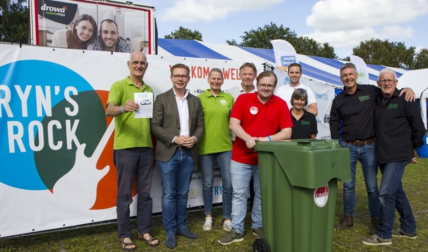 Wim Haalboom (vrijwilliger Tûk), wethouder Andries Bouma, Jitske Stavenga (vrijwilliger Trynergie), Hans Hoogersteege (vrijwilliger Tûk), Bram Bril (van Omrin), sponsors Rudmer en Alida de Vries van Drowa en rechts Eeuwe de Vries en Reinder Koster van Stichting Trynwâlden op de kaart.