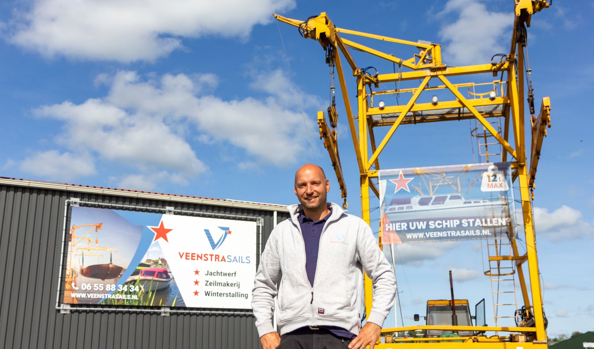 Frederik Veenstra voor de loods en hijskraan op het 6000 vierkante meter grote terrein van Veenstra Sails.