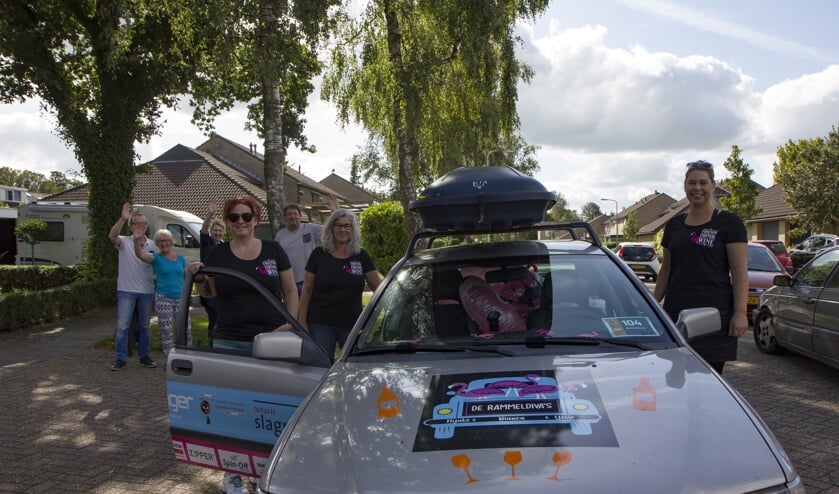 Bianca Wijnsma, Nynke Roeloffs en Ytsje Damstra vertrekken vanuit Hurdegaryp naar Sint Jacobaparochie voor de Barrelreis. Zie ook het filmpje via de app. Ze komen zaterdag terug.
