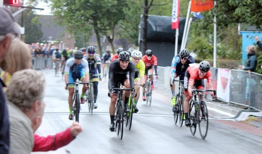 Met een finishfoto werd beslist dat Joakim Zuidema uit Burgum (rechts) de winnaar was.