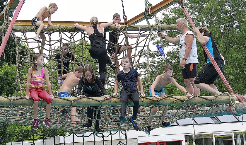 De survival in zwembad Wettervlecke was een evenement voor ruim tachtig deelnemers.