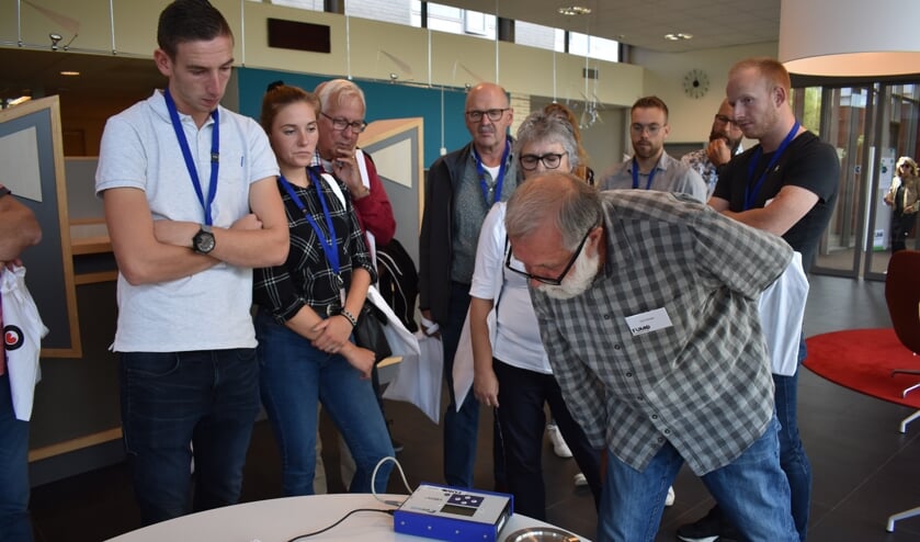 Gert Baatje (rechts voor) kijkt op een trillingsmeter en geeft er uitleg over.