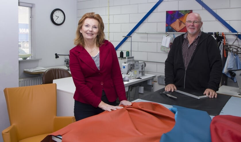 Clarie en Johannes de Wit van LederVisie in Drachten renoveren en bekleden lederen meubelen.