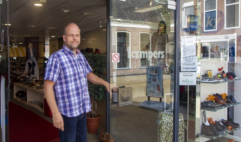 Sjoerd Lampers heeft veel aandacht voor de pasvorm van schoenen. "Wij geven goed en eerlijk advies."