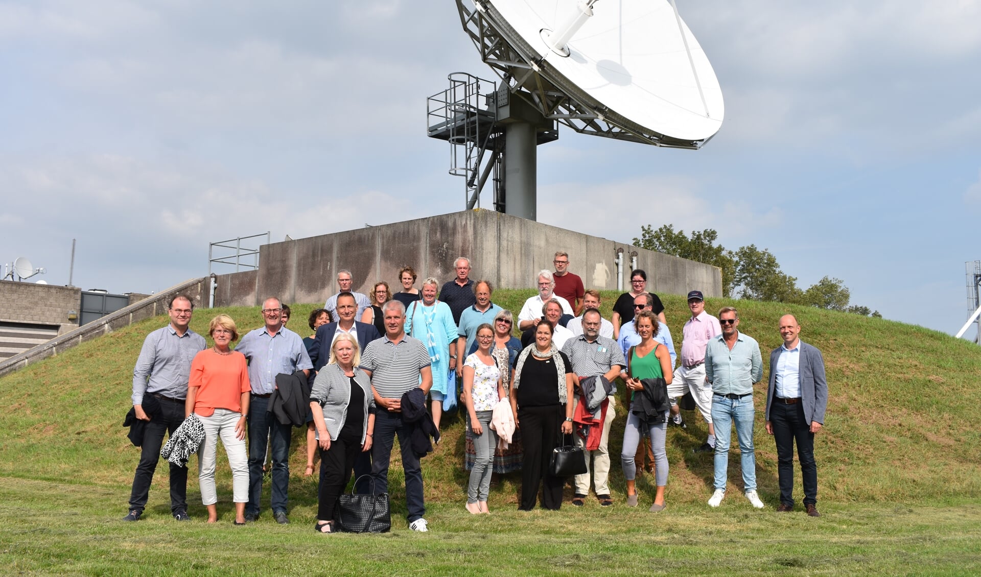 Gemeenteraad, griffie en b. en w. van Noardeast-Fryslân op werkbezoek bij Inmarsat bij Burum, in 2019.