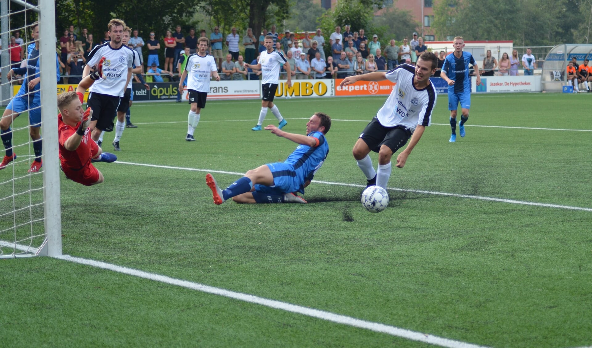 Aanvoerder Steffen Kempe van FC Burgum (blauw tenue) mist de bal net. Keeper Emile Peters is attent. Bekijk ook het filmpje via de Actief Plus-app.