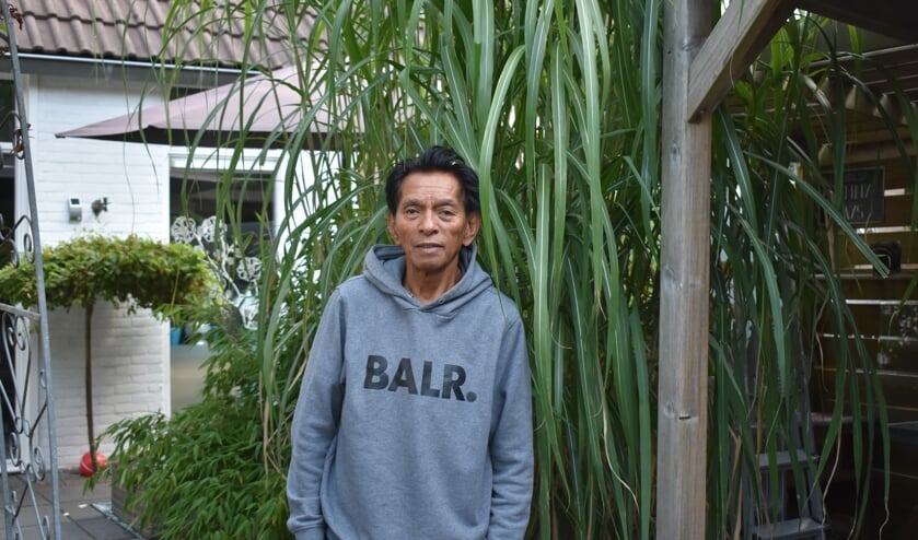 Voorzitter Obeth Tuhumury van Kumpulan Gemadra bij bamboeriet in zijn achtertuin.
