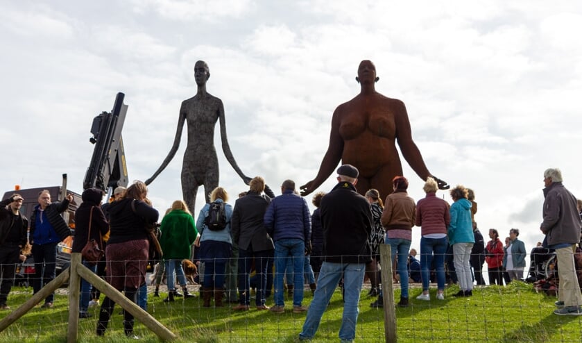 Veel belangstellenden waren aanwezig bij de plaatsing van de dunne dame.