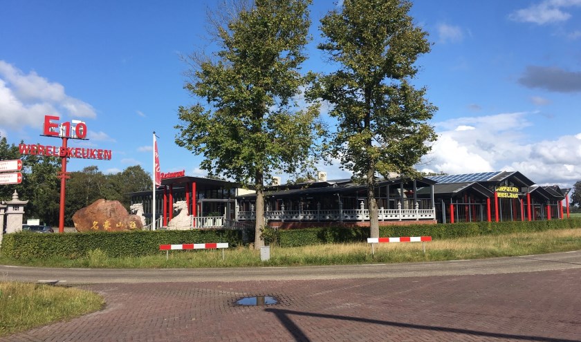 Wokpaleis E10 aan het bekende kruispunt tussen Hurdegaryp en Leeuwarden.