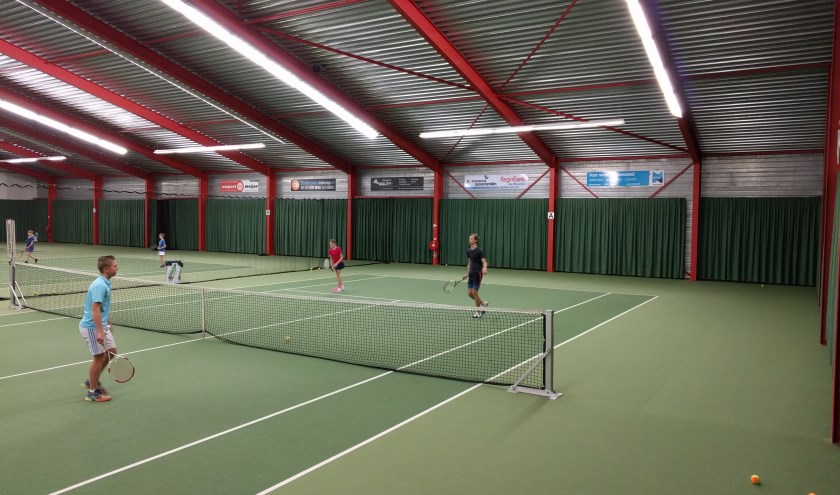 Bij Sanjes Sportpark is een tennishal waar iedereen een tennisbaan kan huren: verenigingen, leden en niet-leden.