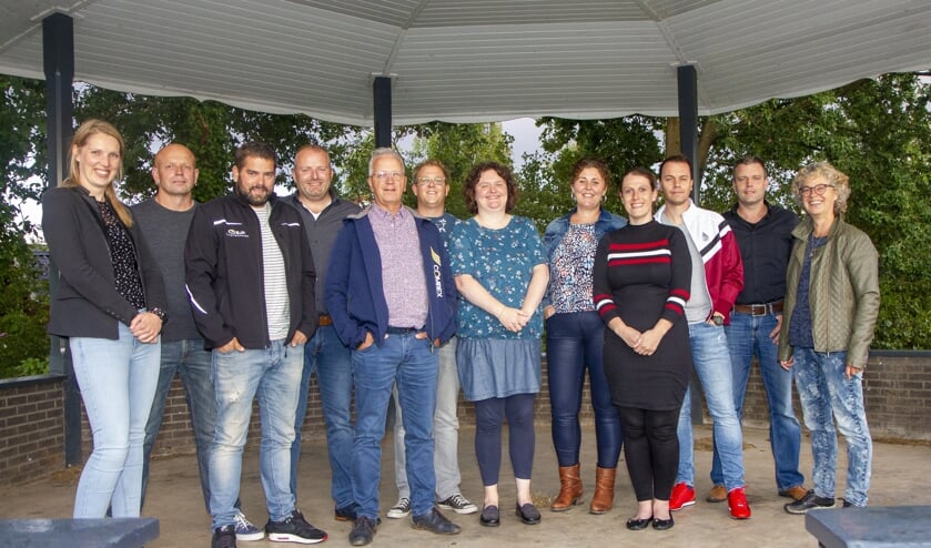Kan er in Jistrum een Multifunctionele Accommodatie komen? Op de foto een aantal leden van de stuurgroep, de werkgroepen en bestuurlijke ondersteuners vanuit het DOM-project die dit uitzoeken. Donderdag 12 september ontvangen ze de gemeenteraad.