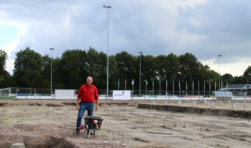 Uitvoerder Harry Bomers (Haafkes B.V.) bereidt de nieuwbouw van de nieuwe sporthal in Burgum voor.