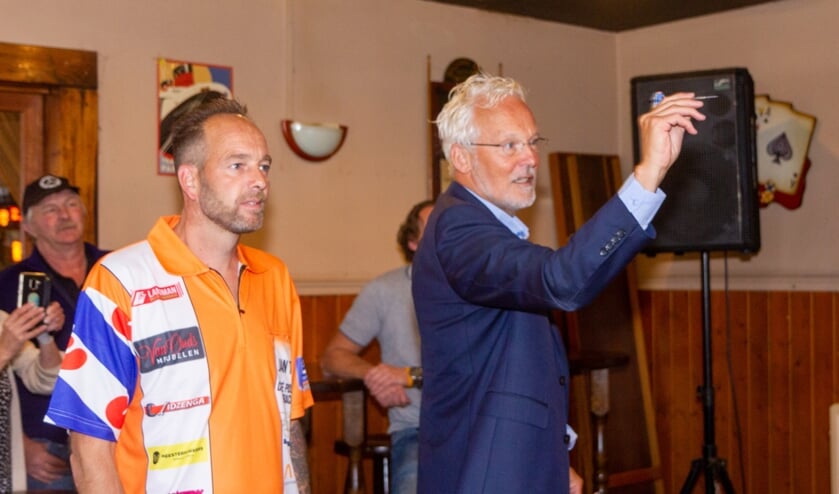 Burgemeester Jan Rijpstra gooit onder toeziend oog van Raymond Brink de eerste pijlen in het bord waarna de tijd ingaat.