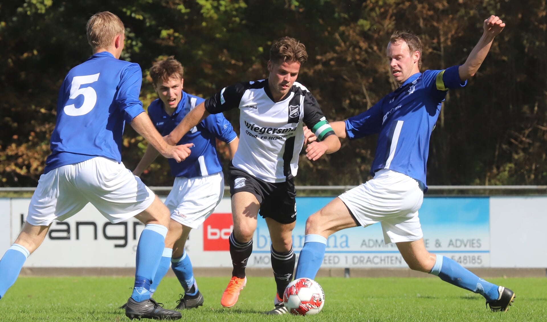 Dennis Hardenbol van VV Drachten in duel met v.l.n.r. Marko Dijk, Jesse van der Broek en Jorrit Teakema. 