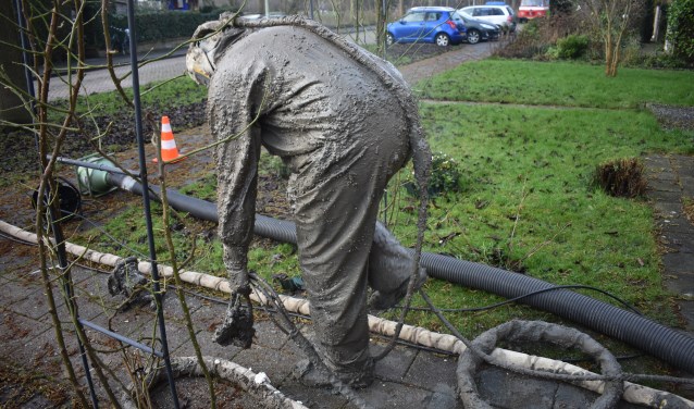 Marcel Brauns van Takkenkamp Isolatie is net uit de kruipruimte gekomen. Wim de Graaf over de isolatie: "Geen koude voeten meer. Geweldig!"