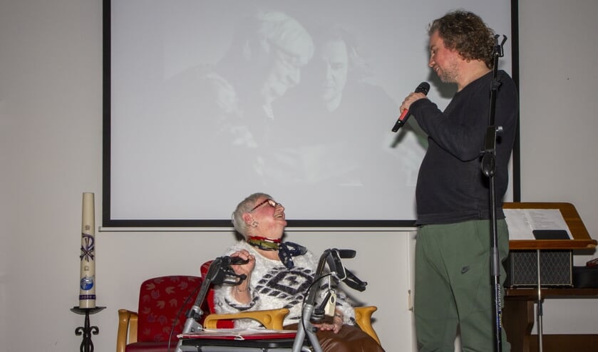 Sietske de Boer - de Vries uit Dokkum vertelde aan de Dichter des Vaderlands Tsead Bruinja haar levensverhaal. Hij maakte er een gedicht over. De activiteit maakt onderdeel uit van een poëzieproject in elf woonzorginstellingen.