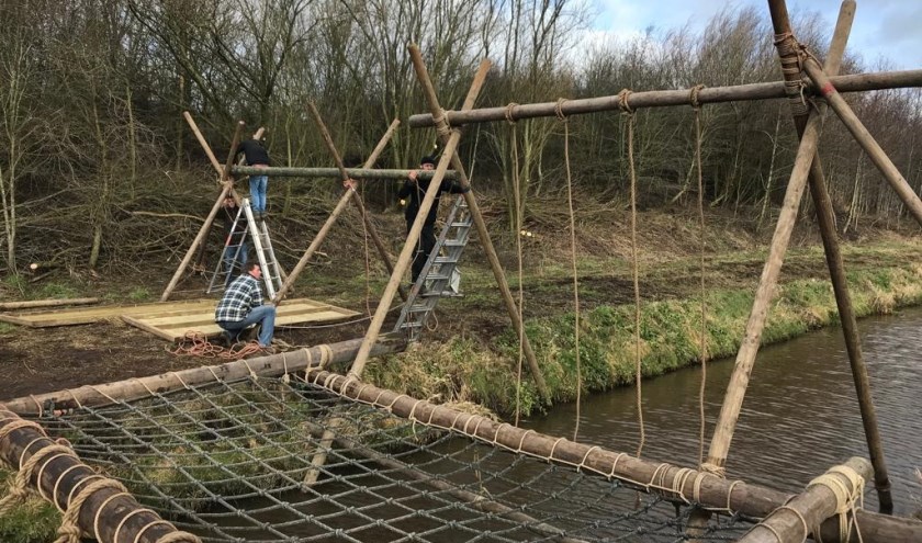 Voor het opbouwen van de hindernissen zijn veel vrijwilligers nodig.