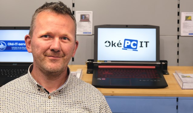 Eigenaar Ronald Zijlstra toont graag de nieuwste soorten laptops.