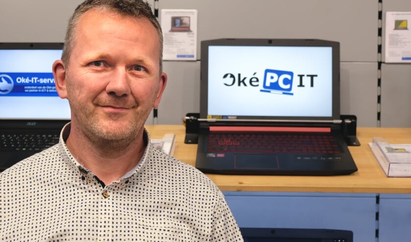 Eigenaar Ronald Zijlstra toont graag de nieuwste soorten laptops.