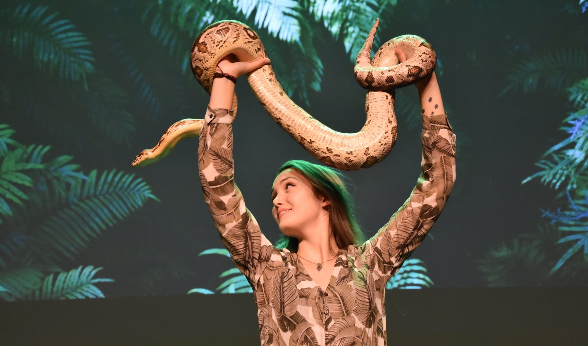 Sterrin Smalbrugge met haar Madagaskar boa in ‘Sterrin’s Reptielenreis’. 