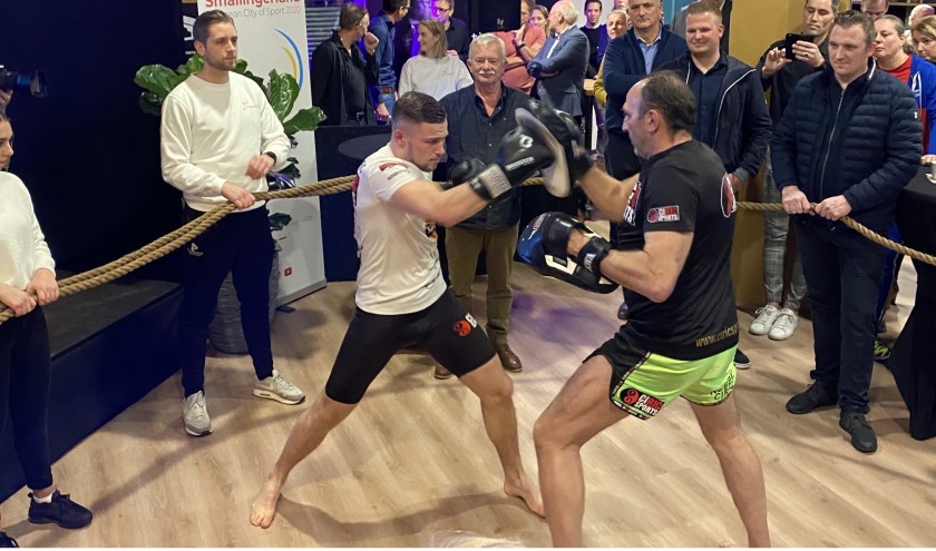 Robin Ciric (links) geeft een kickboksdemonstratie met Nebbe Ciric.