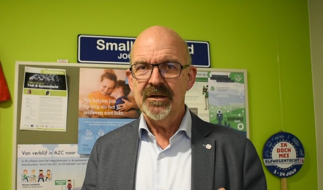 Wethouder Piet de Ruiter in zijn werkkamer in het gemeentehuis in Drachten. Scan de foto met deActiefPlus-app voor een filmpje. 