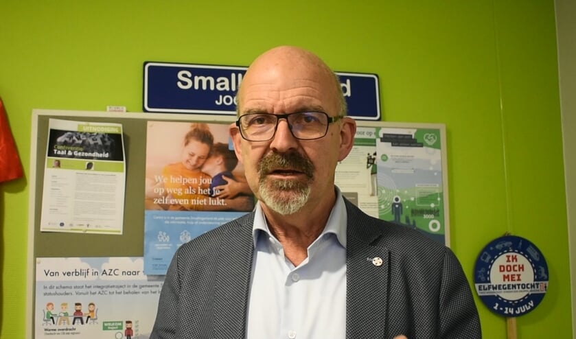 Wethouder Piet de Ruiter in zijn werkkamer in het gemeentehuis in Drachten. Scan de foto met deActiefPlus-app voor een filmpje.